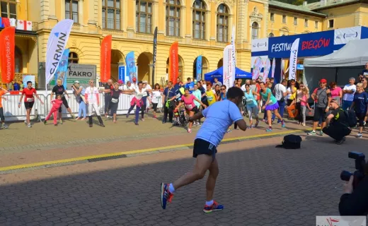 Rozgrzewka z Robertem Korzeniowskim: "Będę dzisiaj trochę jak wychowawca WF" [FOTO] - 8